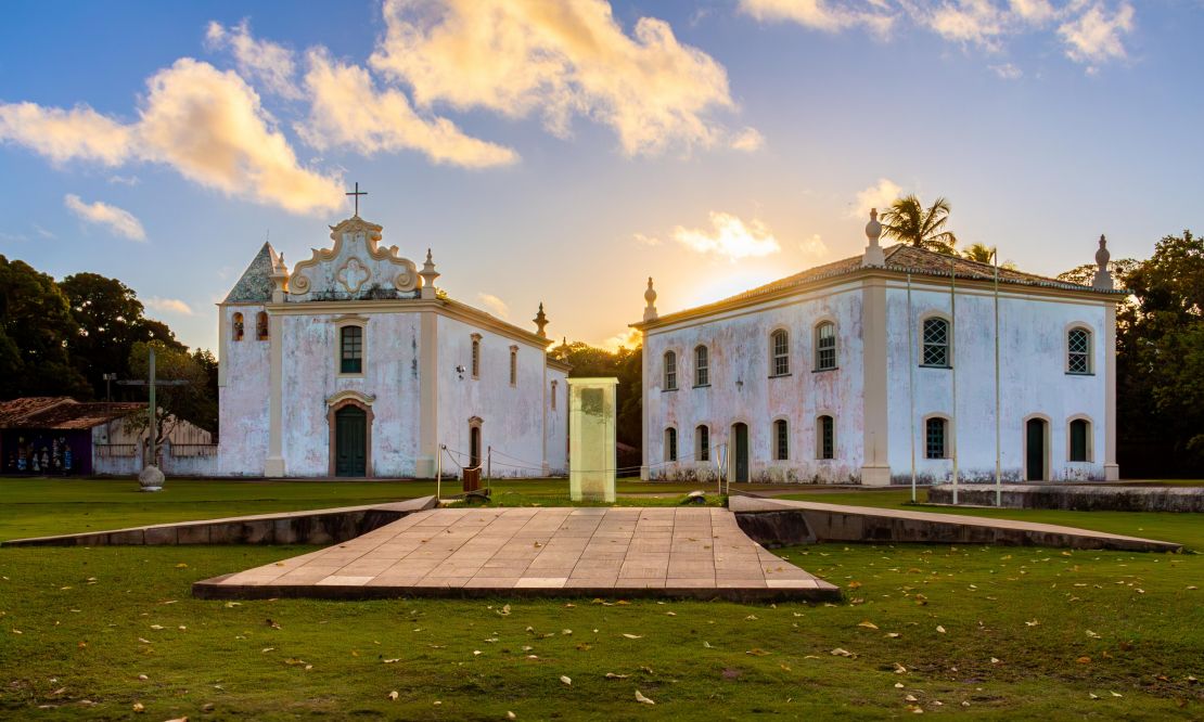 Igreja histórica de Porto Seguro ao entardecer