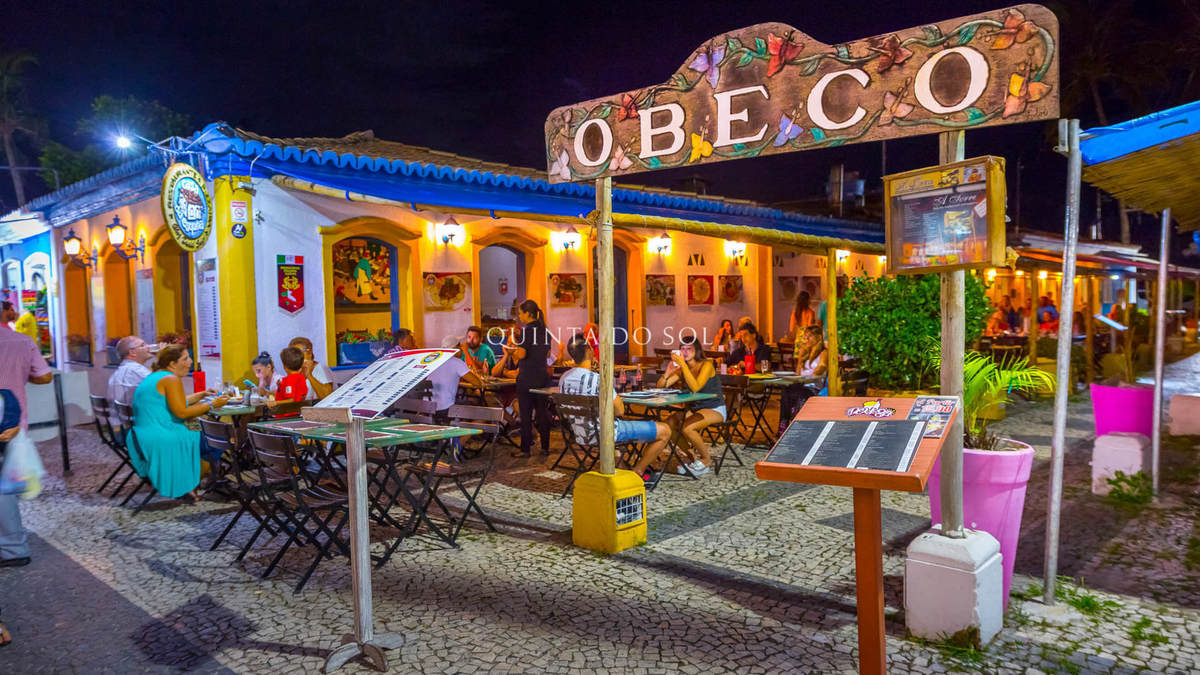 Restaurante iluminado à noite no Quadrado de Trancoso