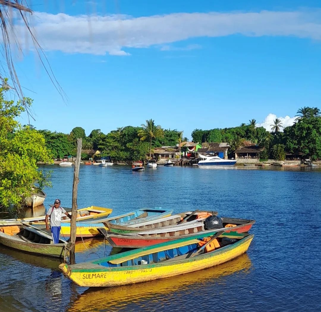 Rio com barcos ancorados