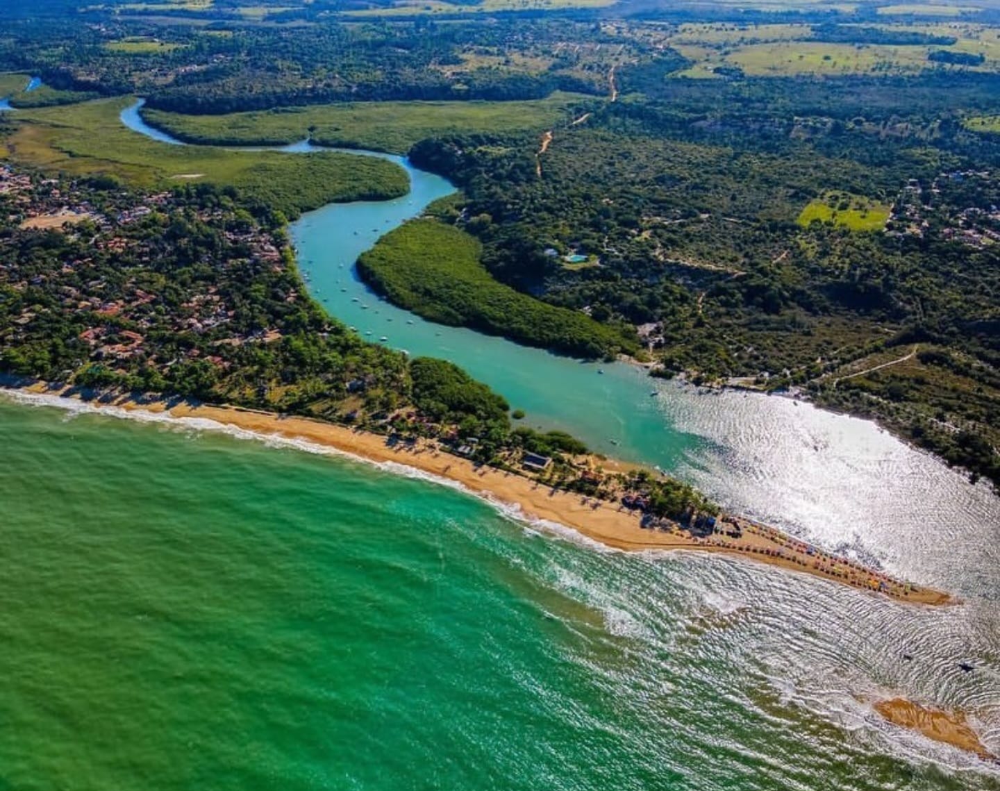 Vista aérea do encontro do rio com o mar, na Costa do Descobrimento
